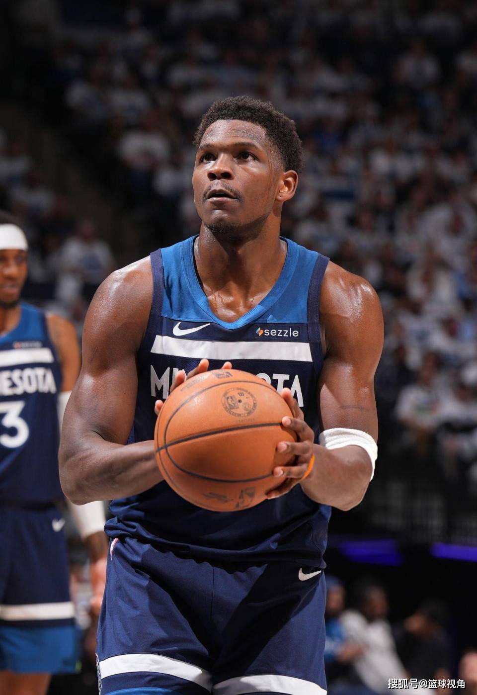 爱德华兹赛后谦逊发言登热搜，纽约尼克斯绝杀巴黎圣日耳曼引发热议(爱德华兹和乔丹)